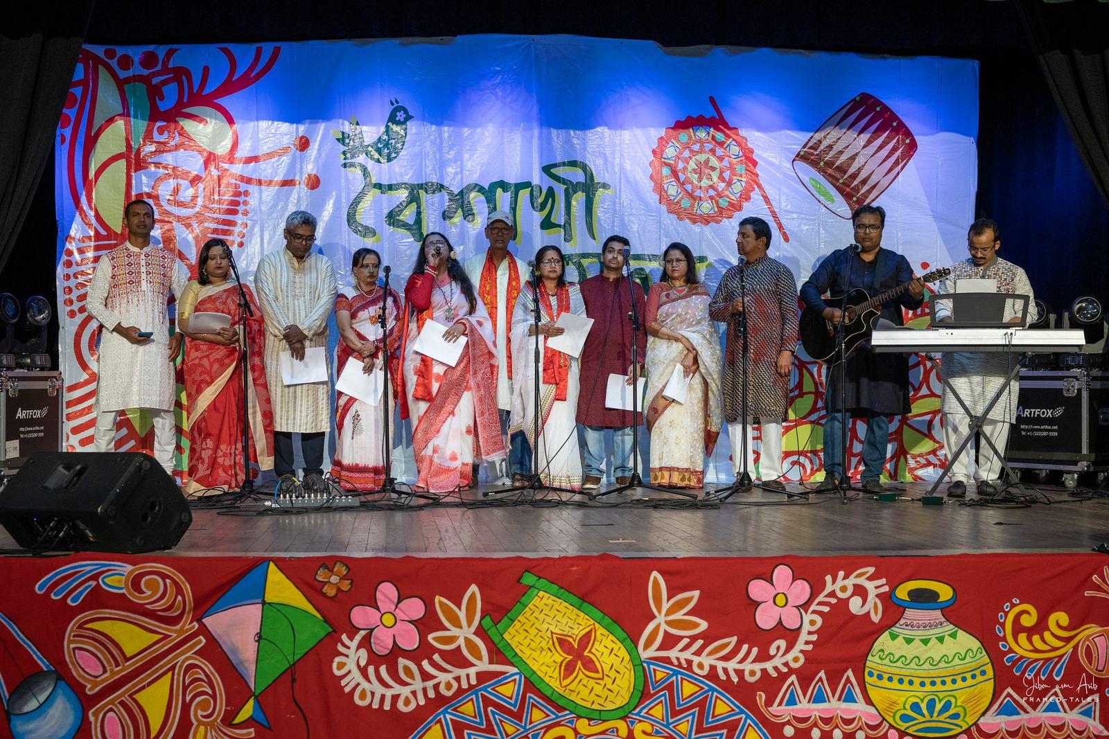 Large chorus with guitar and keyboard