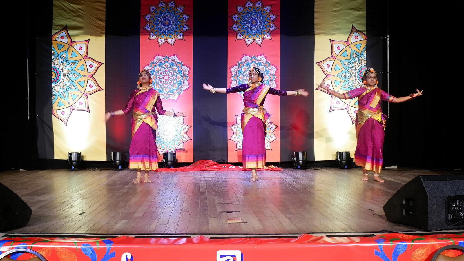 Kids in blue dancing to Majhi Nau Chhaira De